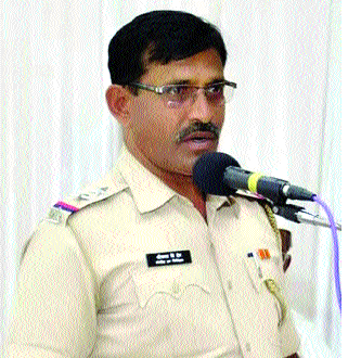 Hovering holes on taking bribe | लाच घेताना हवालदार गजाआड Hovering holes on taking bribe | लाच घेताना हवालदार गजाआड