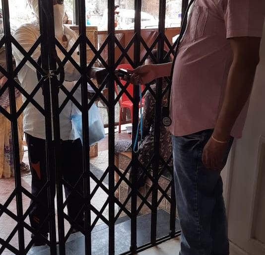 In Niphad taluka, health envoys are becoming a hotbed for corona patients | निफाड तालुक्यात कोरोना रुग्णांसाठी "ते" ठरताहेत आरोग्यदूत In Niphad taluka, health envoys are becoming a hotbed for corona patients | निफाड तालुक्यात कोरोना रुग्णांसाठी "ते" ठरताहेत आरोग्यदूत