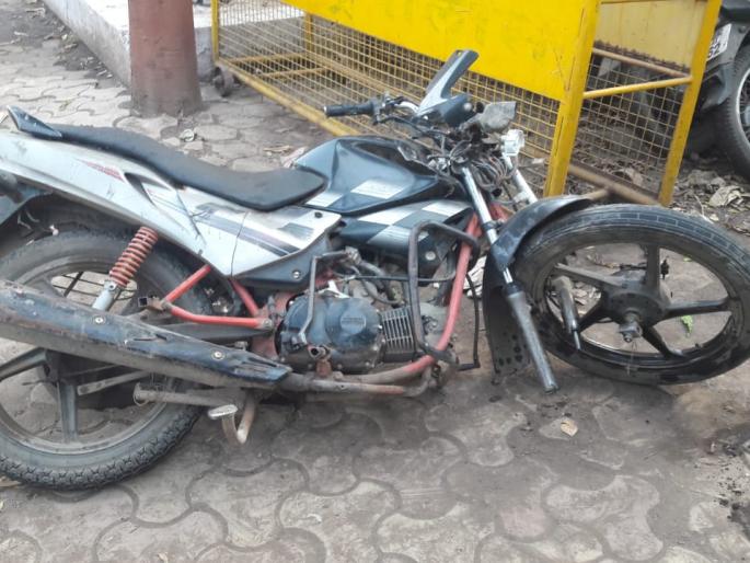 The two-wheeler was killed on the spot by an unidentified vehicle | अज्ञात वाहनाच्या धडकेने दुचाकीस्वार जागीच ठार The two-wheeler was killed on the spot by an unidentified vehicle | अज्ञात वाहनाच्या धडकेने दुचाकीस्वार जागीच ठार