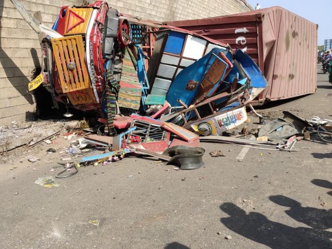 The container collapses from the flyover in Sheldrow, the driver seriously injured | शेद्रे येथील उड्डाणपुलावरून कंटेनर कोसळला, चालक गंभीर जखमी The container collapses from the flyover in Sheldrow, the driver seriously injured | शेद्रे येथील उड्डाणपुलावरून कंटेनर कोसळला, चालक गंभीर जखमी