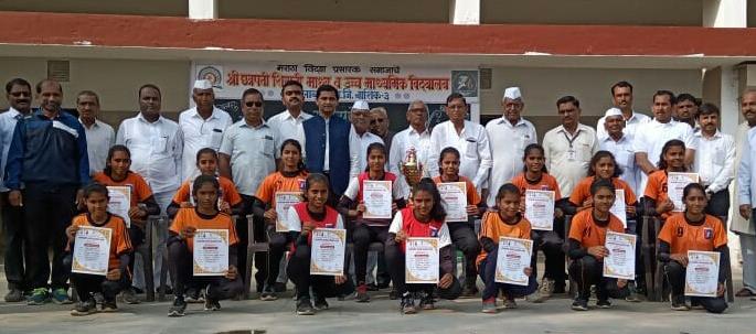 Shivaji school bet on state level handball tournament | राज्यस्तरीय हॅन्डबॉल स्पर्धेत शिवाजी विद्यालयाची बाजी