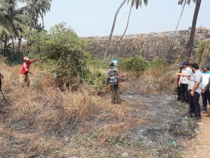 Cleanliness campaign on Shivsena, Sindhudurg, presence of MLAs: Archaeological cleanup instructions | शिवसेनेकडून किल्ले सिंधुदुर्गवर स्वच्छता मोहीम, आमदारांची उपस्थिती : पुरातत्वला साफसफाईच्या सूचना Cleanliness campaign on Shivsena, Sindhudurg, presence of MLAs: Archaeological cleanup instructions | शिवसेनेकडून किल्ले सिंधुदुर्गवर स्वच्छता मोहीम, आमदारांची उपस्थिती : पुरातत्वला साफसफाईच्या सूचना
