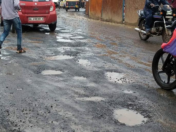 Rainfall sustained in Kankavali taluka: Potholes on highways | कणकवली तालुक्यात पावसाचा जोर कायम: महामार्गावर खड्डेच खड्डे Rainfall sustained in Kankavali taluka: Potholes on highways | कणकवली तालुक्यात पावसाचा जोर कायम: महामार्गावर खड्डेच खड्डे