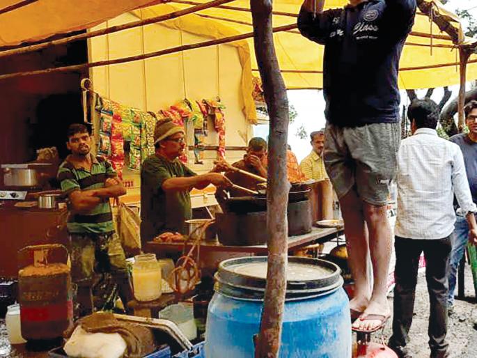 The question of the stalls in Ambaloli was raised, the Shiv Sena-BJP office came by | आंबोली घाटातील स्टॉल्सचा प्रश्न निकाली, शिवसेना-भाजपचे पदाधिकारी आले धावून The question of the stalls in Ambaloli was raised, the Shiv Sena-BJP office came by | आंबोली घाटातील स्टॉल्सचा प्रश्न निकाली, शिवसेना-भाजपचे पदाधिकारी आले धावून