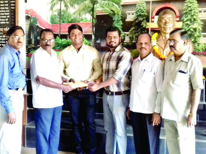 Sindhudurg: Rs 55,555 donation to Kharapatan Education Society, financial help from Manoj Gulike | सिंधुदुर्ग : खारेपाटण शिक्षण संस्थेला ५५,५५५ रुपयांची देणगी, मनोज गुळेकर यांच्याकडून आर्थिक मदत