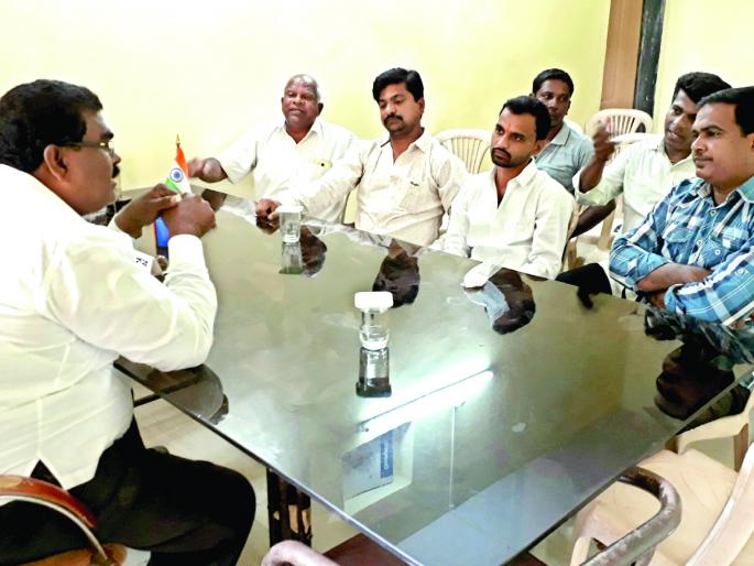 Opponent aggressive toppers, Vaibhavwadi market: Nagar president asks for action; Verbal abuse; Assurance of action | सिंधुदुर्ग : वैभववाडी बाजारपेठेत वाढणाऱ्या टपऱ्यांवरुन विरोधक आक्रमक, नगराध्यक्षांना विचारला जाब; शाब्दिक खटके; कारवाईचे आश्वासन Opponent aggressive toppers, Vaibhavwadi market: Nagar president asks for action; Verbal abuse; Assurance of action | सिंधुदुर्ग : वैभववाडी बाजारपेठेत वाढणाऱ्या टपऱ्यांवरुन विरोधक आक्रमक, नगराध्यक्षांना विचारला जाब; शाब्दिक खटके; कारवाईचे आश्वासन