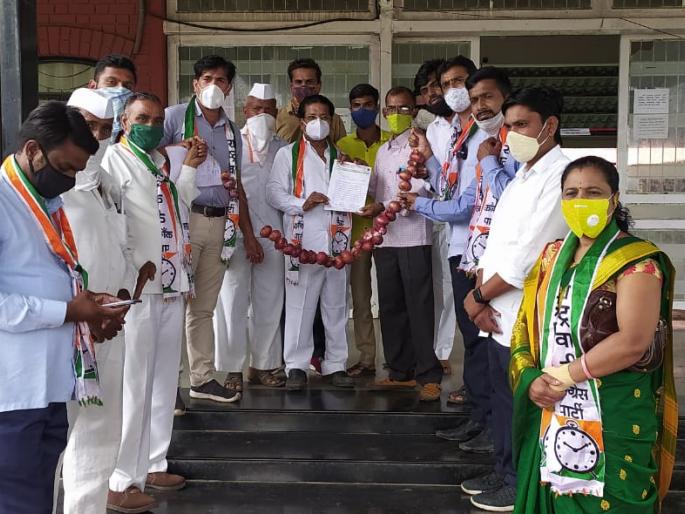 Sinnar receives onion garland from tehsildar | सिन्नरला तहसीलदारांना कांदा माळ भेट Sinnar receives onion garland from tehsildar | सिन्नरला तहसीलदारांना कांदा माळ भेट