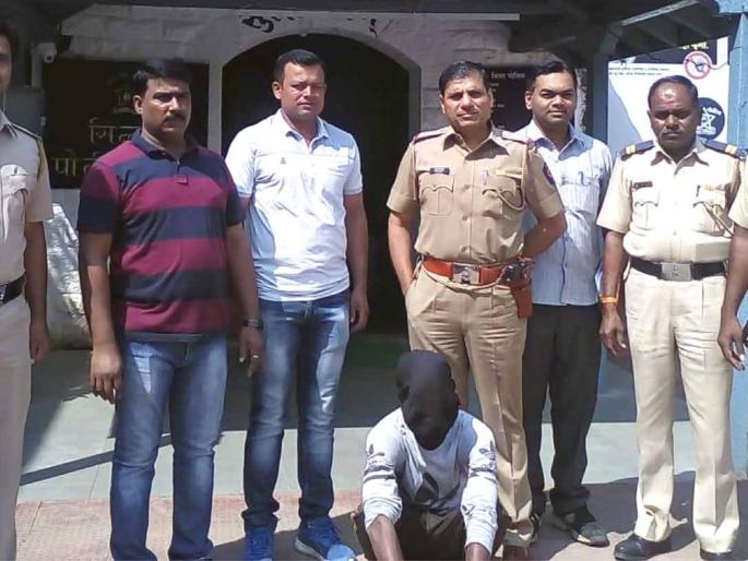 Suspenders trying to break Sinnar ATM are arrested | सिन्नरला एटीएम फोडण्याचा प्रयत्न करणाऱ्या संशयितास अटक Suspenders trying to break Sinnar ATM are arrested | सिन्नरला एटीएम फोडण्याचा प्रयत्न करणाऱ्या संशयितास अटक