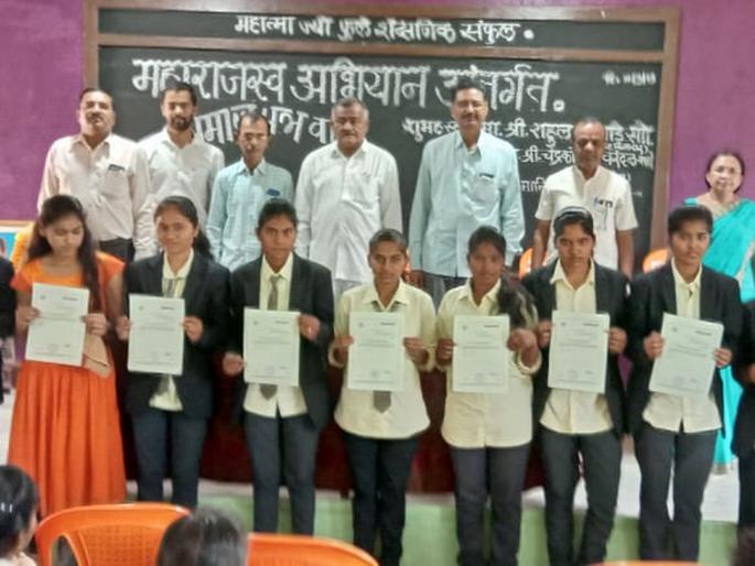 Maharajaswas campaign at Phule school | फुले विद्यालयात महाराजस्व अभियान Maharajaswas campaign at Phule school | फुले विद्यालयात महाराजस्व अभियान