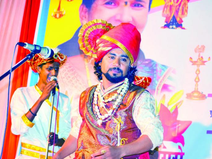 On the behalf of Saraswati Mandal, Shahiri Pawada was painted | सरस्वती मंडळाच्या वतीने शाहिरी पोवाडा रंगला On the behalf of Saraswati Mandal, Shahiri Pawada was painted | सरस्वती मंडळाच्या वतीने शाहिरी पोवाडा रंगला