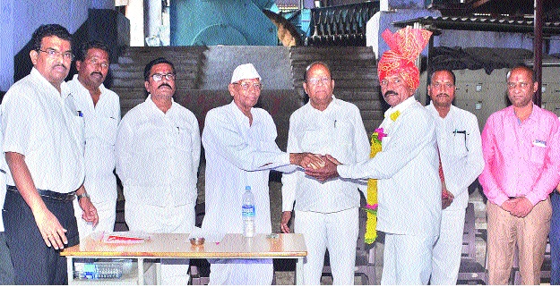 Focus on increasing the transcript of sugar. R. Patil | साखरेचा उतारा वाढविण्यावर भर द्यावा -पी. आर. पाटील