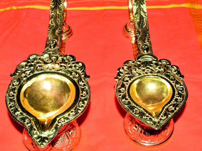 Donation of gold for one kilowet of gold | सव्वा किलो सोन्याची निरंजनी सार्इंबाबांना दान Donation of gold for one kilowet of gold | सव्वा किलो सोन्याची निरंजनी सार्इंबाबांना दान