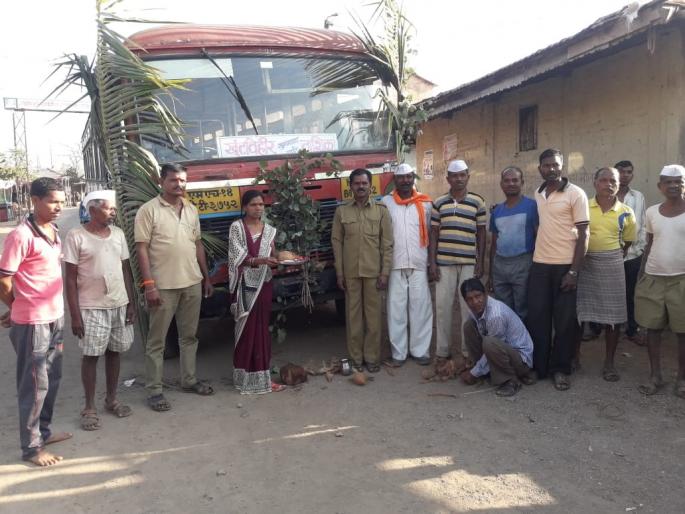 Start from Khuntweher to Nashik bus service | खुंटविहीर ते नाशिक बससेवेला प्रारंभ