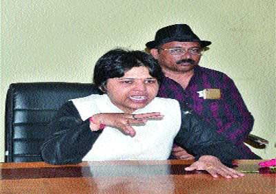 Taiagiri Malegaon: Trupti Desai of Bhumata Brigade press conference against women's teasing | महिलांच्या छेडछाडीविरोधात ताईगिरी मालेगाव : भूमाता ब्रिगेडच्या तृप्ती देसाई यांची पत्रकार परिषद Taiagiri Malegaon: Trupti Desai of Bhumata Brigade press conference against women's teasing | महिलांच्या छेडछाडीविरोधात ताईगिरी मालेगाव : भूमाता ब्रिगेडच्या तृप्ती देसाई यांची पत्रकार परिषद