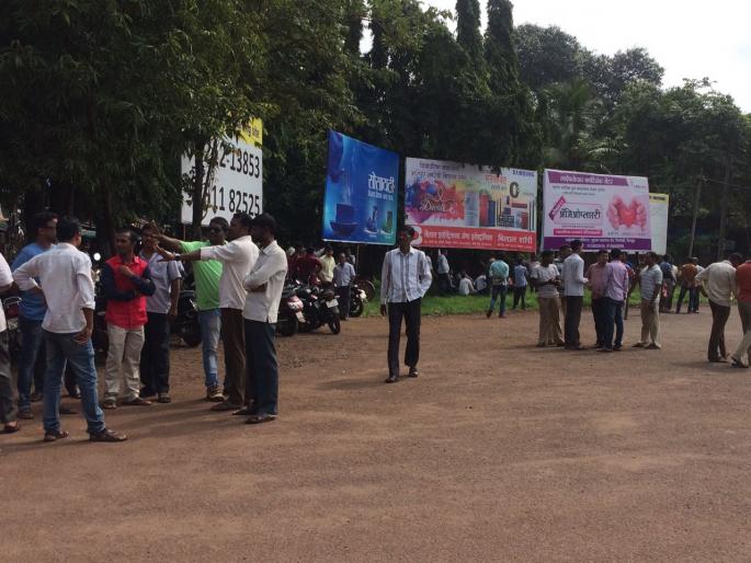 The collapse of the ST collision hit the market, market suspicion | एसटीच्या संपाचा तळेरे बाजारपेठेला फटका, बाजारपेठेत शुकशुकाट The collapse of the ST collision hit the market, market suspicion | एसटीच्या संपाचा तळेरे बाजारपेठेला फटका, बाजारपेठेत शुकशुकाट