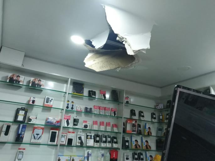 Coronavirus News: Thieves break into another shop in Thane market: Rs 50,000 stolen from Lampas | Coronavirus News: ठाण्याच्या बाजारपेठेतील आणखी एक दुकान चोरटयांनी फोडले: ५० हजारांचा ऐवज लंपास Coronavirus News: Thieves break into another shop in Thane market: Rs 50,000 stolen from Lampas | Coronavirus News: ठाण्याच्या बाजारपेठेतील आणखी एक दुकान चोरटयांनी फोडले: ५० हजारांचा ऐवज लंपास