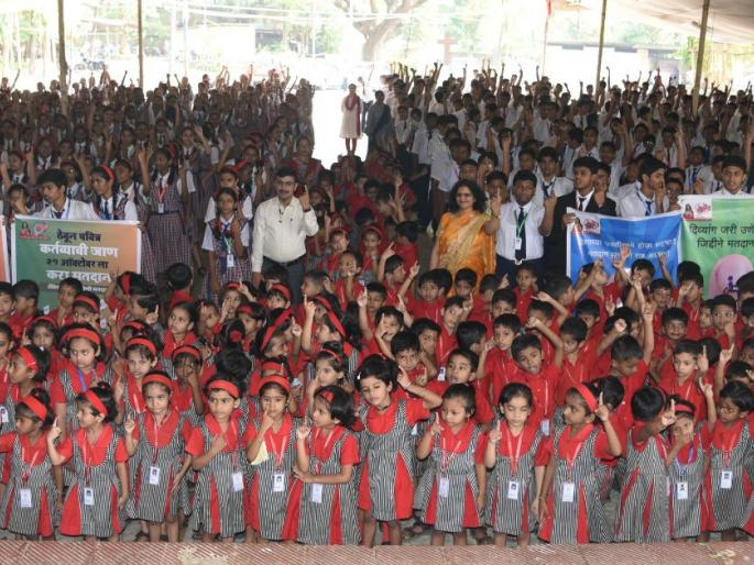 Sworn in students of Thane to force their neighbors to vote with their parents | पालकांसह शेजाऱ्यांना मतदान हक्क बजावण्यास लावण्यासाठी ठाणेच्या विद्यार्थ्यांची शपथ Sworn in students of Thane to force their neighbors to vote with their parents | पालकांसह शेजाऱ्यांना मतदान हक्क बजावण्यास लावण्यासाठी ठाणेच्या विद्यार्थ्यांची शपथ
