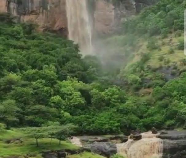 Crowds of tourists in Thangaon Ghat to experience nature | निसर्ग अनुभवण्यासाठी ठाणगाव घाटात पर्यटकांची गर्दी