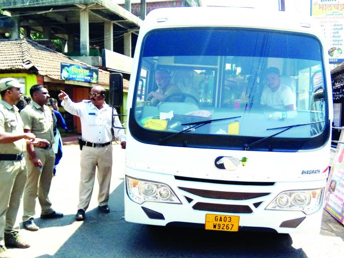 Tourist direct hospital, Corona virus outbreak: tourist records even from revenue department | corona virus-पर्यटक थेट रुग्णालयात, महसूल विभागाकडूनही नोंदी Tourist direct hospital, Corona virus outbreak: tourist records even from revenue department | corona virus-पर्यटक थेट रुग्णालयात, महसूल विभागाकडूनही नोंदी