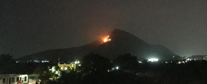 'Vanava' erupts on Pandavaleni hill | पांडवलेणी डोंगरावर भडकला "वणवा' 'Vanava' erupts on Pandavaleni hill | पांडवलेणी डोंगरावर भडकला "वणवा'