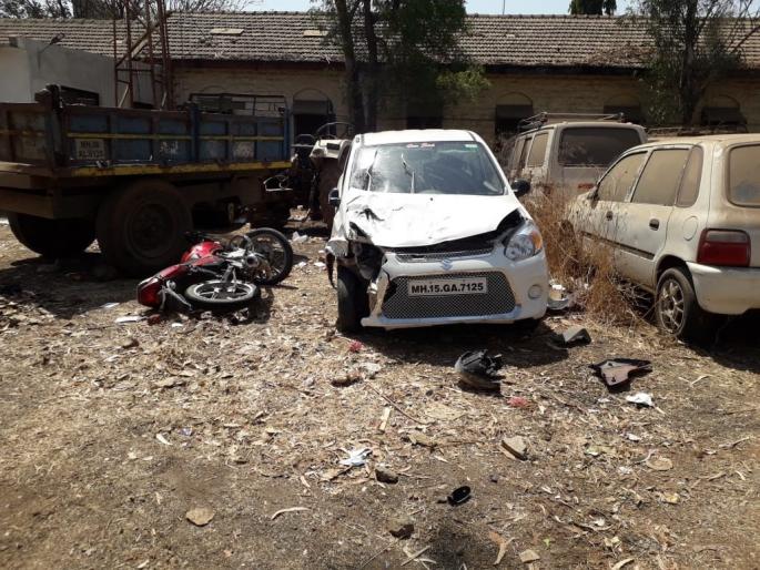 Police seized the vehicle from the accident | अपघातातील वाहने पोलिसांनी केली जप्त Police seized the vehicle from the accident | अपघातातील वाहने पोलिसांनी केली जप्त