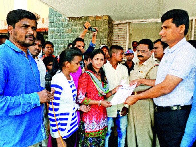 A rally organized by the rebel student organization on Tehsildar's office | विद्रोही विद्यार्थी संघटनेतर्फे तहसीलदार कार्यालयावर मोर्चा