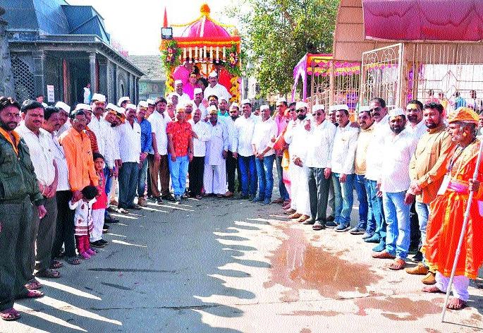 Guwahati tehsildars soon to get rid of the wells of wells | विहिरीचे काम बंद करणाऱ्या शेतकºयांवर लवकरच गुन्हे तहसीलदार : पाटोदा येथील विहिरी अधिग्रहित करणार Guwahati tehsildars soon to get rid of the wells of wells | विहिरीचे काम बंद करणाऱ्या शेतकºयांवर लवकरच गुन्हे तहसीलदार : पाटोदा येथील विहिरी अधिग्रहित करणार