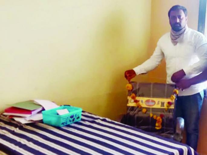 The garland was placed on the empty chair of the medical officer | वैद्यकीय अधिकाऱ्यांच्या रिकाम्या खुर्चीला घातला हार The garland was placed on the empty chair of the medical officer | वैद्यकीय अधिकाऱ्यांच्या रिकाम्या खुर्चीला घातला हार