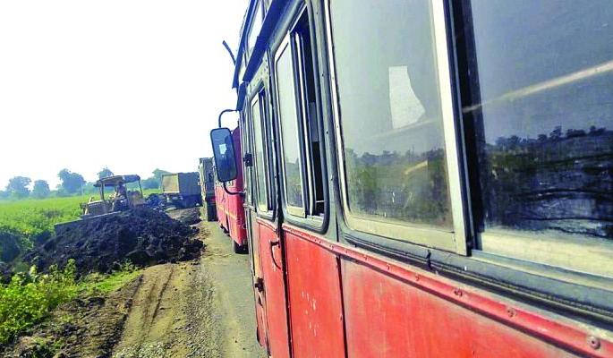 Interrupting National Highway Work; Traffic congestion | राष्ट्रीय महामार्गाच्या कामाची धांदलघाई; वाहतूक खोळंबा Interrupting National Highway Work; Traffic congestion | राष्ट्रीय महामार्गाच्या कामाची धांदलघाई; वाहतूक खोळंबा