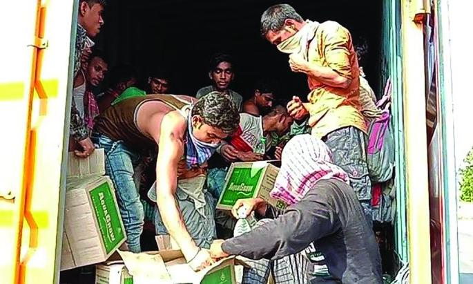 Lockdown: loabour traveling Overcrowding of vehicles | Lockdown : वाहनांमधून क्षमतेपेक्षा अधिक मजुरांची वाहतूक