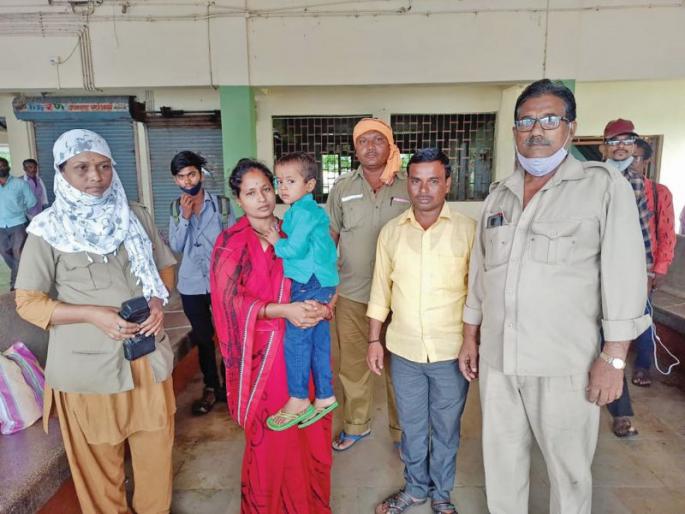 Missing son meet his parents due to Conductors help | महिला वाहकाची सतर्कता; हरविलेल्या चिमुकल्याची माता-पित्याशी भेट Missing son meet his parents due to Conductors help | महिला वाहकाची सतर्कता; हरविलेल्या चिमुकल्याची माता-पित्याशी भेट