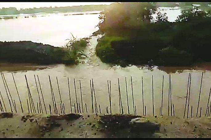 Flood the Adana river; Hundreds of acres of farmland damaged by floods | अडाण नदीला पूर; शेकडो एकर शेतात पाणी शिरल्याने नुकसान Flood the Adana river; Hundreds of acres of farmland damaged by floods | अडाण नदीला पूर; शेकडो एकर शेतात पाणी शिरल्याने नुकसान