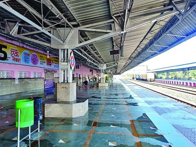 There is no inspection of passengers at the Washim railway station | परराज्यातून येणाऱ्या प्रवाशांची वाशिम रेल्वे स्थानकावर तपासणीच नाही There is no inspection of passengers at the Washim railway station | परराज्यातून येणाऱ्या प्रवाशांची वाशिम रेल्वे स्थानकावर तपासणीच नाही