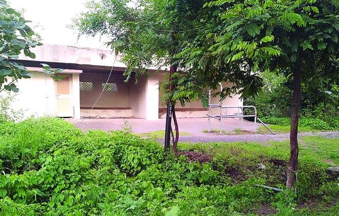 Problems with veterinary clinics in washim district; Drug scarcity | पशुवैद्यकीय दवाखान्यांमध्ये समस्यांचा भडिमार; औषधीचा तुटवडा Problems with veterinary clinics in washim district; Drug scarcity | पशुवैद्यकीय दवाखान्यांमध्ये समस्यांचा भडिमार; औषधीचा तुटवडा