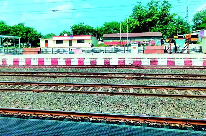 The railway station's traveler without a traveler | रेल्वे स्थानकाचा फलाट प्रवासी निवाऱ्याविना The railway station's traveler without a traveler | रेल्वे स्थानकाचा फलाट प्रवासी निवाऱ्याविना