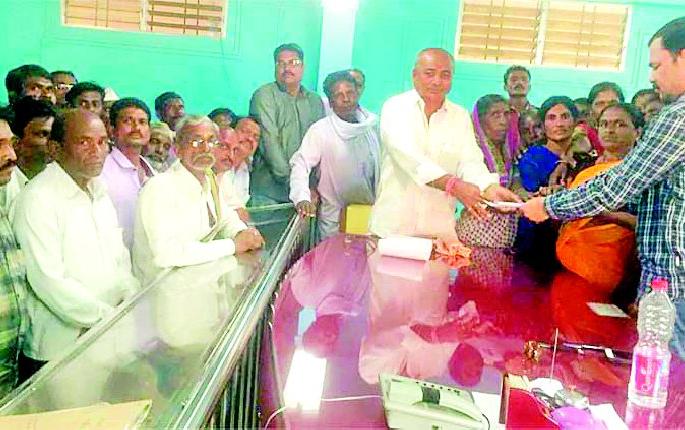 Apply pension to encroachment holders and employees | अतिक्रमणधारकांना पट्टे,कर्मचाऱ्यांना पेंशन लागू करा Apply pension to encroachment holders and employees | अतिक्रमणधारकांना पट्टे,कर्मचाऱ्यांना पेंशन लागू करा