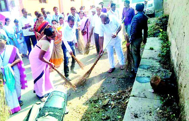 The need for a clean urban campaign to be a civil movement | स्वच्छ शहर अभियान नागरी चळवळ होण्याची गरज The need for a clean urban campaign to be a civil movement | स्वच्छ शहर अभियान नागरी चळवळ होण्याची गरज