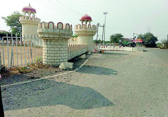 11 People from the village are not allowed to build construction | ११ गावातील नागरिकांना बांधकाम करण्यास मनाई 11 People from the village are not allowed to build construction | ११ गावातील नागरिकांना बांधकाम करण्यास मनाई