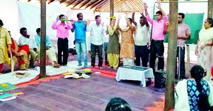 Take inspiration and create new templates in Champaran | प्रेरणा घेत चंपारणमध्ये पुन्हा नयी तालिम रुजवू