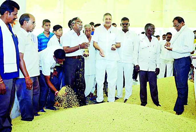 Launch of Soybean procurement at Rashtrasant Tukadoji Market Yard | राष्ट्रसंत तुकडोजी मार्केट यार्डवर सोयाबीनच्या खरेदीचा शुभारंभ Launch of Soybean procurement at Rashtrasant Tukadoji Market Yard | राष्ट्रसंत तुकडोजी मार्केट यार्डवर सोयाबीनच्या खरेदीचा शुभारंभ