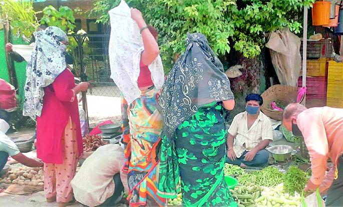 Mahadevpuri's 'vegetable' of social distance | महादेवपुऱ्यात सोशल डिस्टन्सिंगचा ‘भाजीपाला’