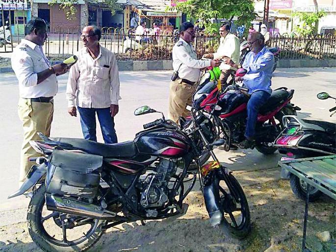 Helmet usage campaign was thwarted | हेल्मेट वापर मोहीम गारठली Helmet usage campaign was thwarted | हेल्मेट वापर मोहीम गारठली