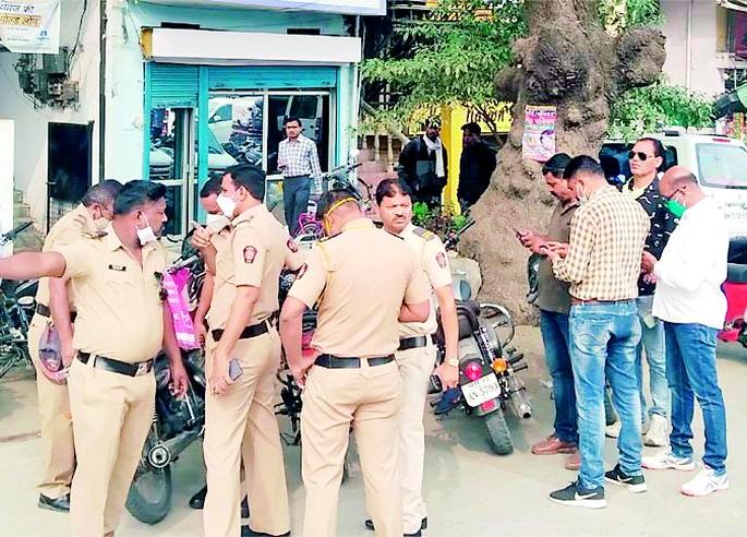 Robbery at Muthoot Fincorp at gunpoint | पिस्टलच्या धाकावर मुत्तूट फिनकॉर्पमध्ये दरोडा Robbery at Muthoot Fincorp at gunpoint | पिस्टलच्या धाकावर मुत्तूट फिनकॉर्पमध्ये दरोडा
