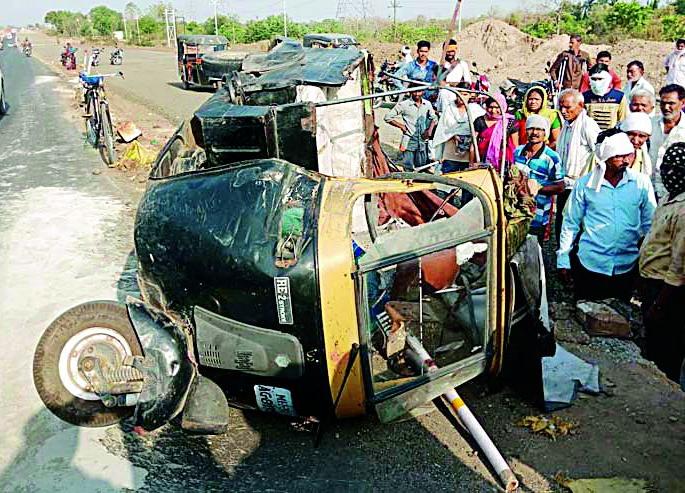 Women die in a truck-auto accident | ट्रक-आॅटो अपघातात महिला ठार