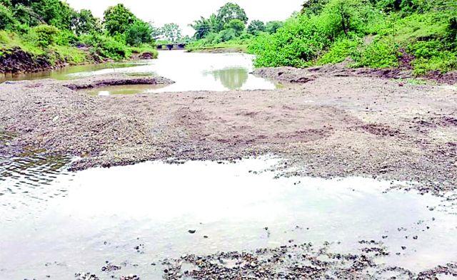 Close the sand ghat; But the mafia silver | वाळू घाट बंद; पण माफियांची चांदी