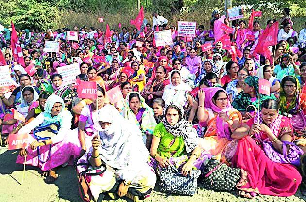 According to the declaration of scheme work, | योजना कामगाराबाबत केलेल्या घोषणेनुसार शासन आदेश त्वरित काढा According to the declaration of scheme work, | योजना कामगाराबाबत केलेल्या घोषणेनुसार शासन आदेश त्वरित काढा