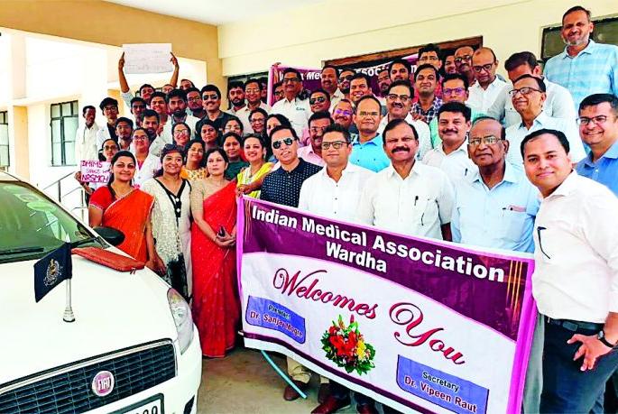 Hospitals kept closed by private doctors | खासगी डॉक्टरांनी बंद ठेवली रुग्णालये