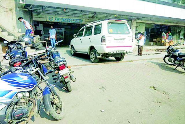 There is no action on the illegal activities of Kripalani for 30 days | ३० दिवस लोटूनही कृपलानीच्या अवैध कामांवर कारवाई नाही There is no action on the illegal activities of Kripalani for 30 days | ३० दिवस लोटूनही कृपलानीच्या अवैध कामांवर कारवाई नाही