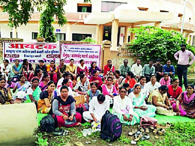 Contractor employees aggressively demanding pay increases | वेतनवाढीच्या मागणीसाठी कंत्राटी कर्मचारी आक्रमक Contractor employees aggressively demanding pay increases | वेतनवाढीच्या मागणीसाठी कंत्राटी कर्मचारी आक्रमक