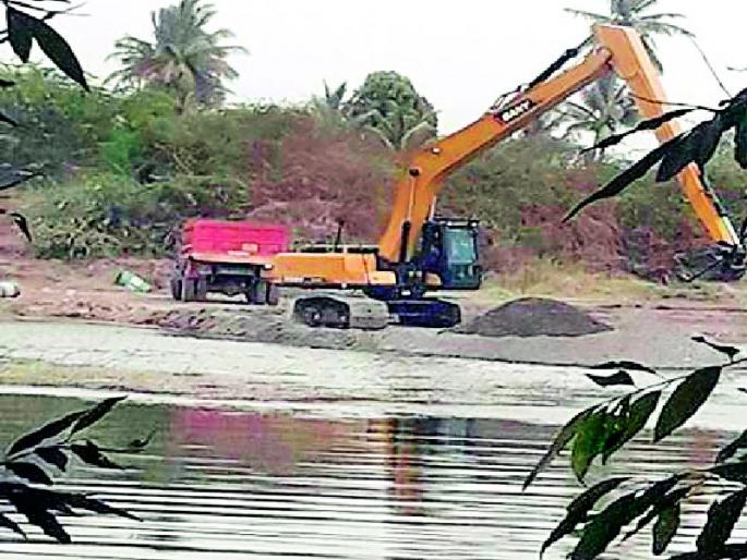 Slow way without taking possession | ताबा न घेताच वाळूउपसा Slow way without taking possession | ताबा न घेताच वाळूउपसा